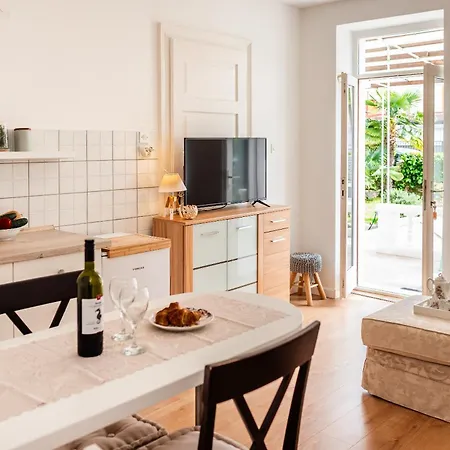 Apartment Seaside Pinezic